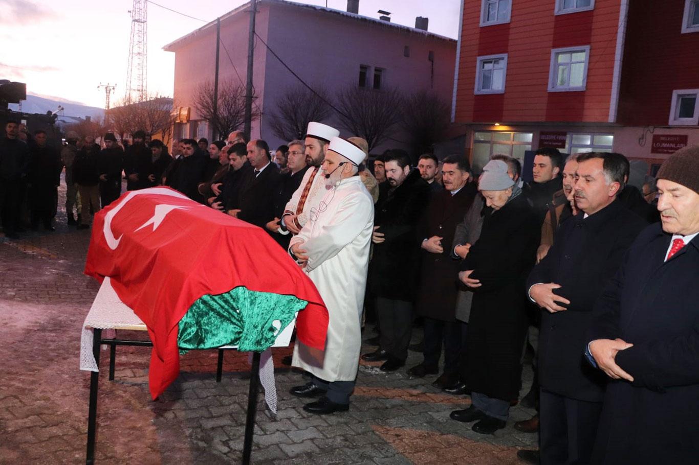 Almanya'da ırkçı terör saldırısında öldürülen Gültekin, memleketi Ağrı'da defnedildi Almanya'da ırkçı terör saldırısında öldürülen Gültekin, memleketi Ağrı'da defnedildi